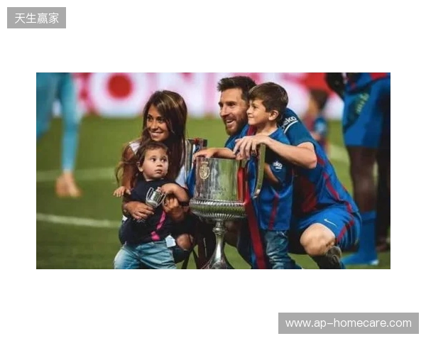 安东内拉晒一家人同美职联奖杯合照:恭喜亲爱的,我们爱你 安东内拉晒一家人同美职联奖杯合照:恭喜亲爱的,我们爱你