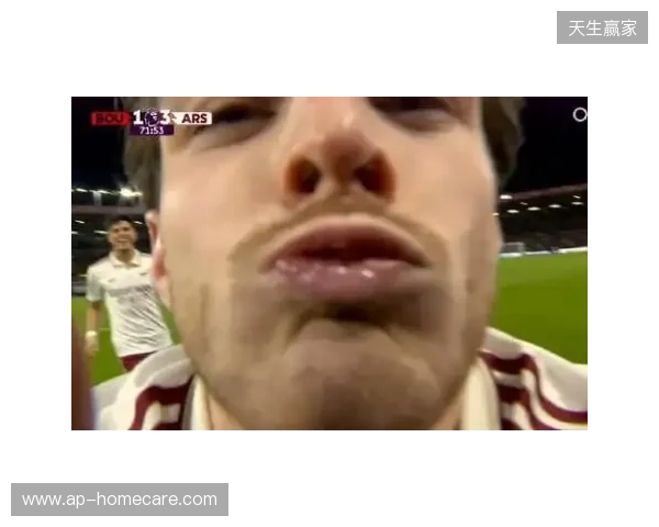 小雷：摄像机都是口水，得管你收费了！赖斯：只是轻吻了一下😂